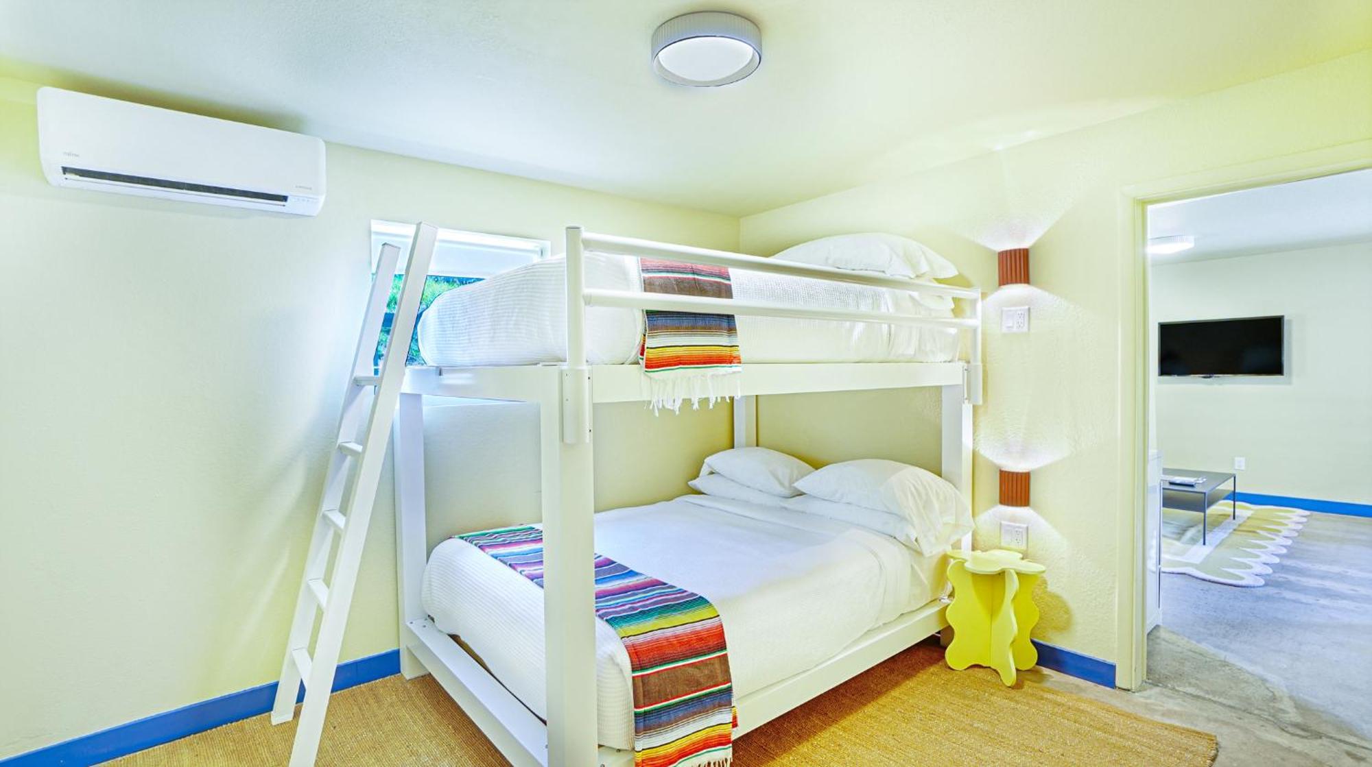 The Siesta Motel 2*